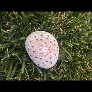 Cutely decorates grey artistic rock